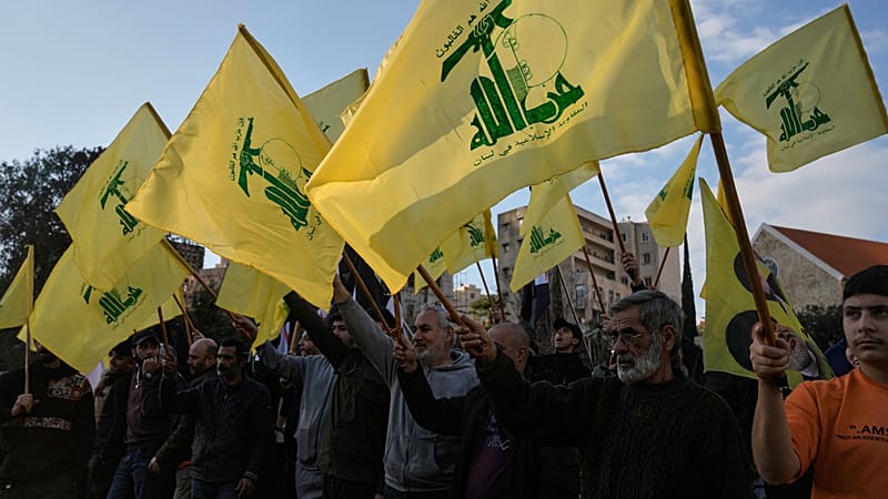 رفع أنصار حزب الله أعلام جماعتهم خلال احتجاج يدين العمليات العسكرية الإسرائيلية الأخيرة في بيروت، لبنان، الأربعاء 4 فبراير/شباط 2026. (صورة من وكالة أسوشييتد برس/بلال حسين)