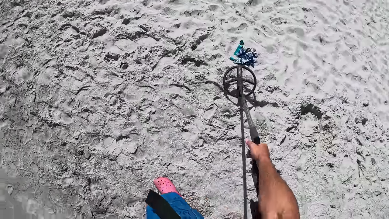 Dieser Strand sah normal aus – bis der Detektor nicht mehr still war