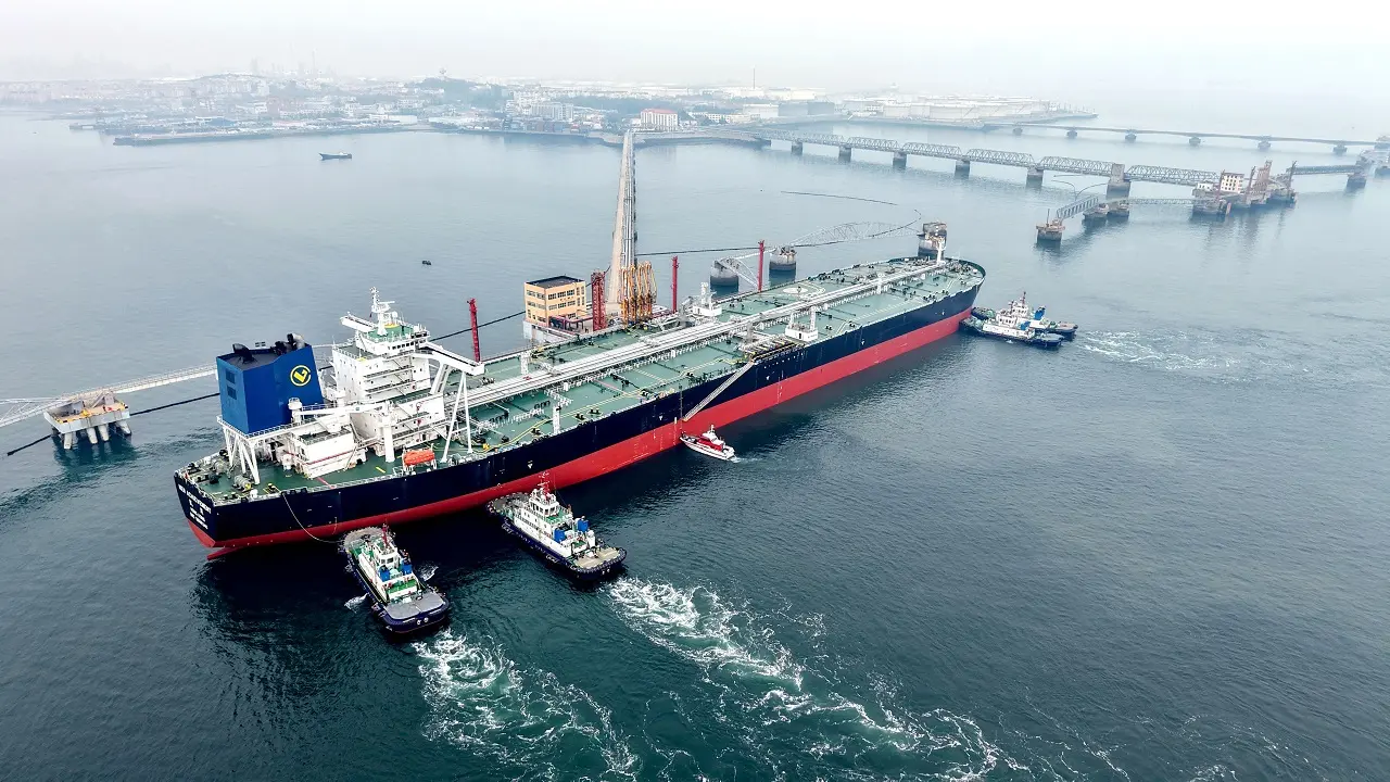 Russian oil tanker bound for China reroutes to India amid global energy ...