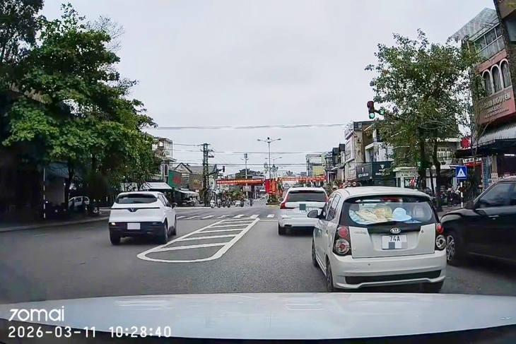 Có tố cáo qua Zalo Cục Cảnh sát giao thông, nữ tài xế đi ngược chiều bị phạt 5 triệu đồng