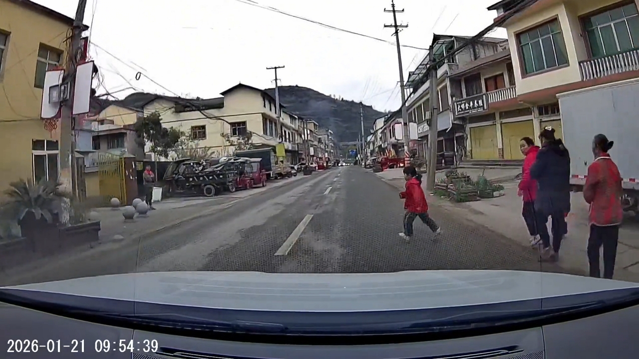 Car narrowly avoids hitting child in Guizhou, China
