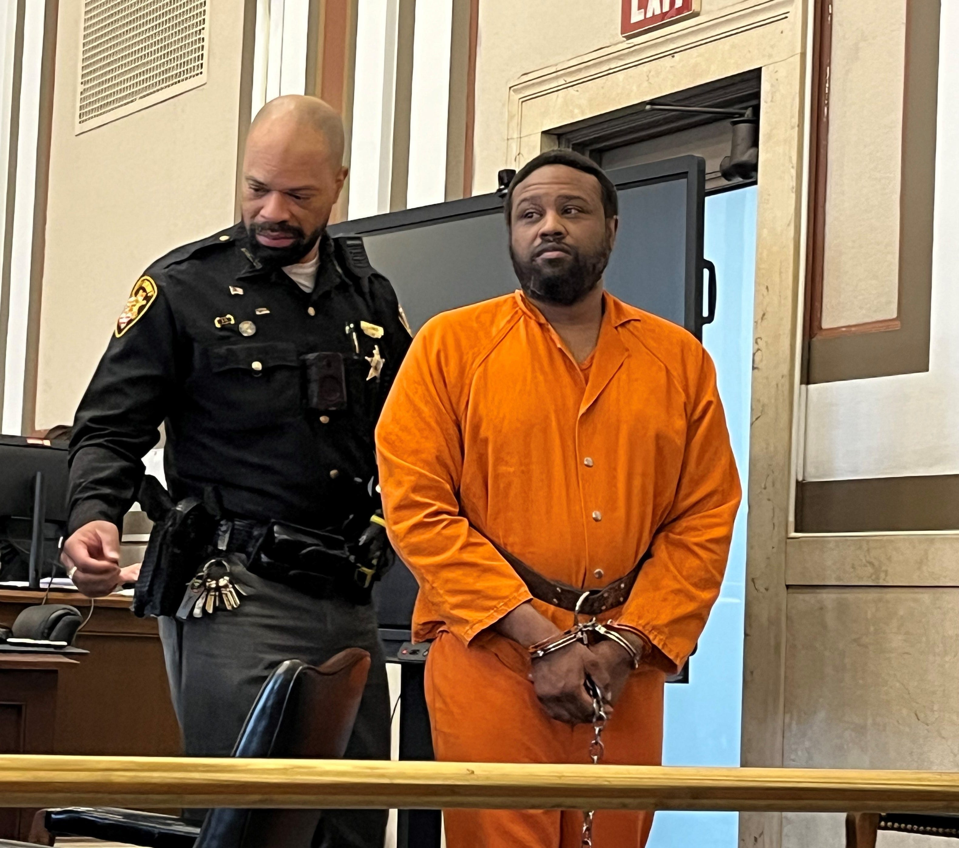 Man accused of killing deputy gets new expert for insanity defense