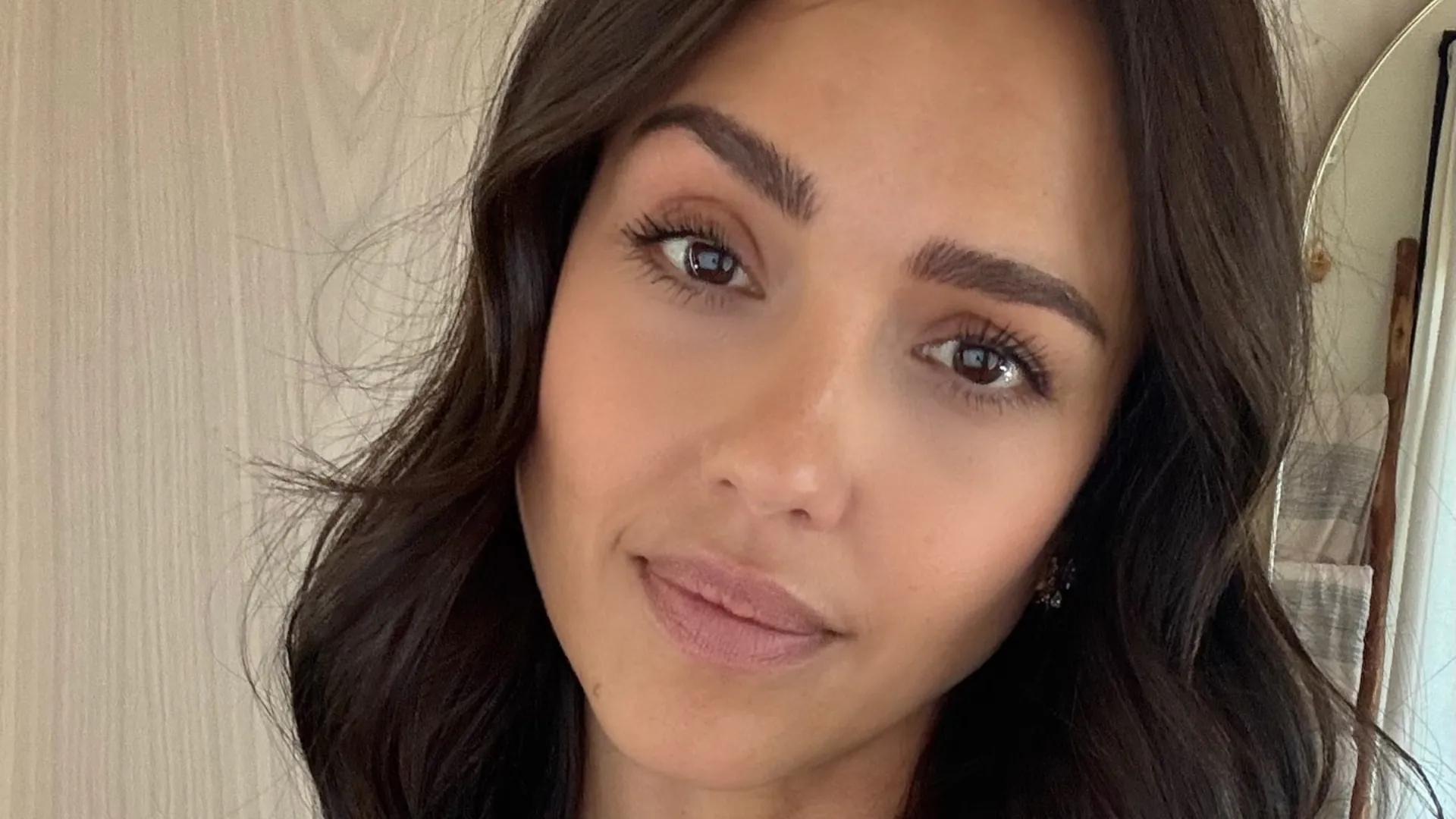 A sus 44 años, Jessica Alba luce espectacular con un deslumbrante vestido negro.