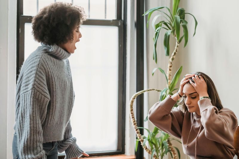 11 behaviors that instantly lower someone's attractiveness