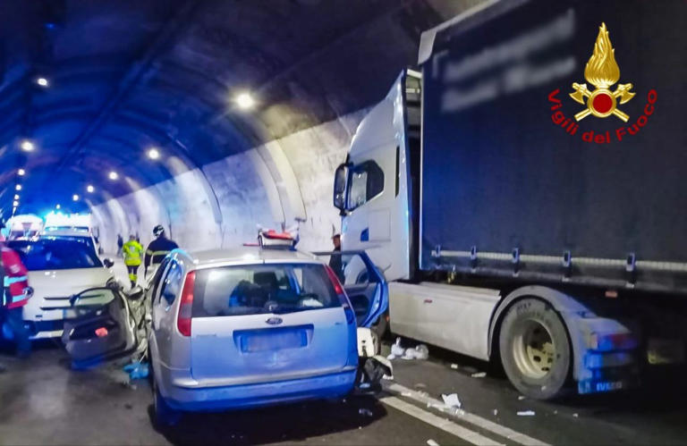 Ancona, incidente tra 4 auto e un mezzo pesante dentro la galleria ...