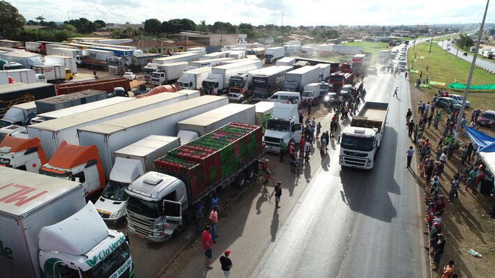 Greve de caminhoneiros por conta do preço do diesel em 2018 paralisou o ...