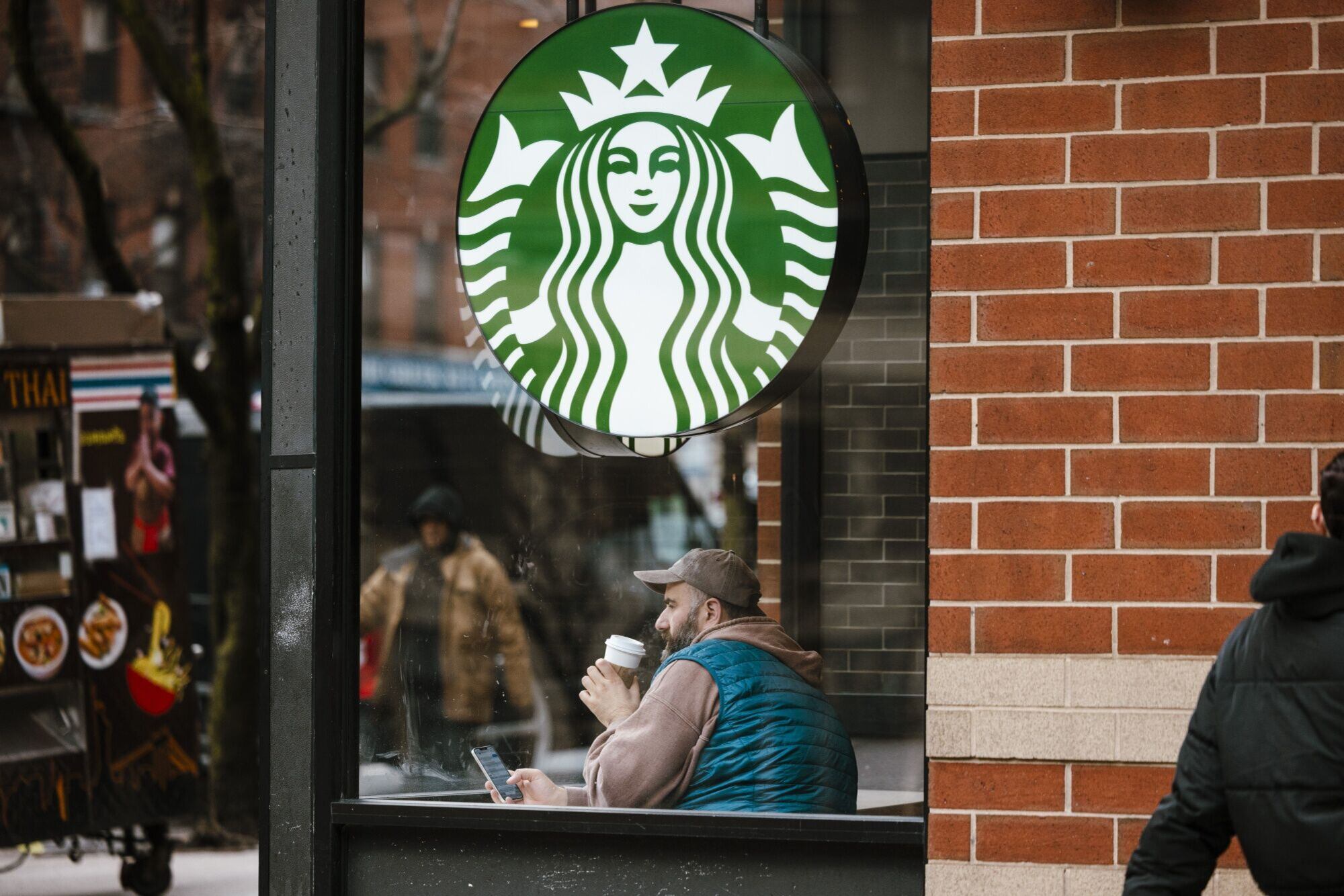 A pesar de un descafeinado trimestre para Starbucks, Alsea mantiene sus planes de expansión