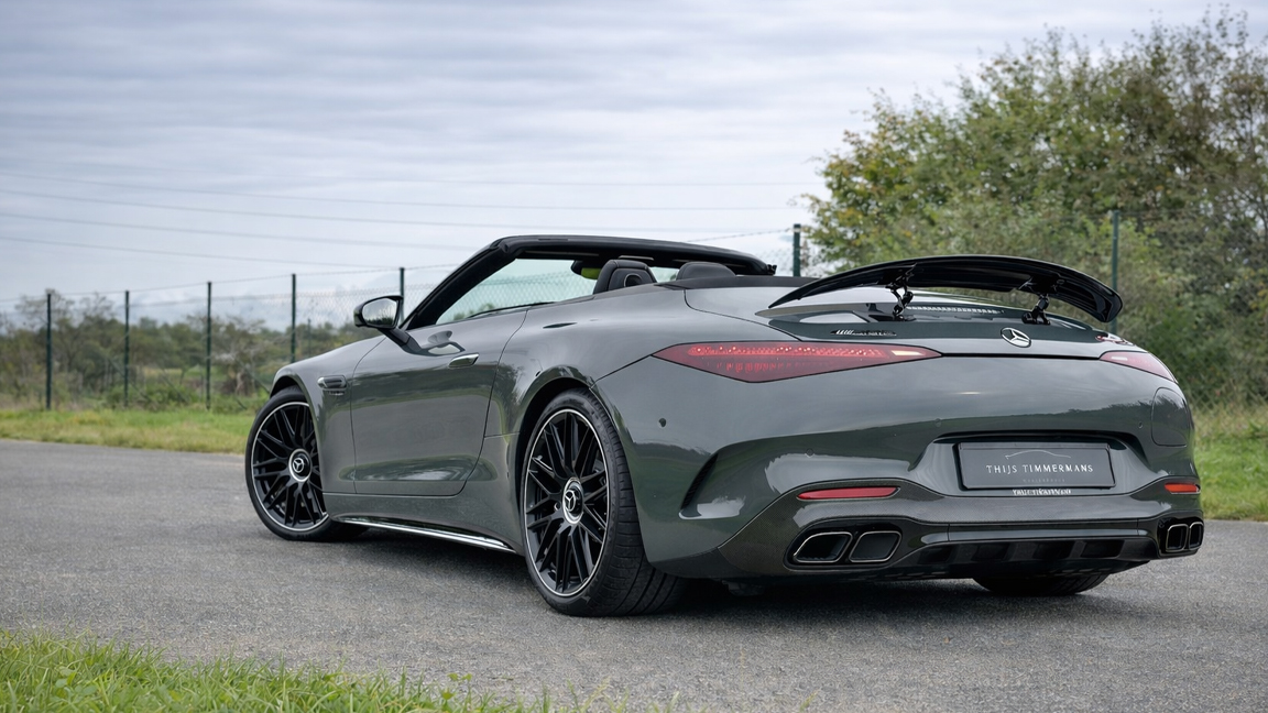 When a luxury Mercedes becomes extremely fast