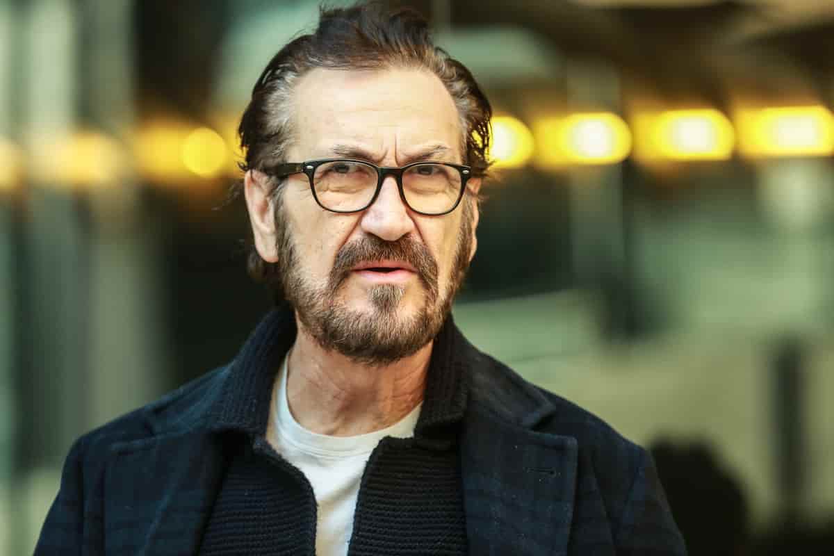 Marco Giallini operato al femore dopo una caduta, sospese le riprese di ...