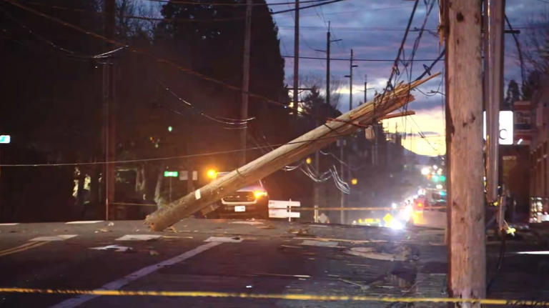Driver strikes power pole in SE Portland, knocking out power for hundreds