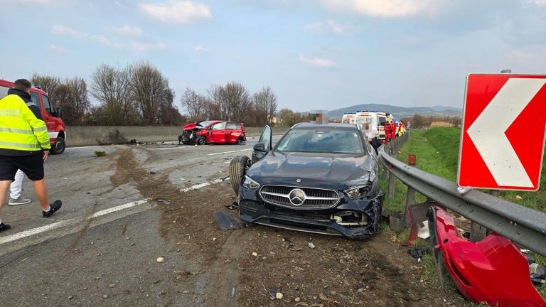 Bei dem Crash wurden insgesamt fünf Menschen verletzt.