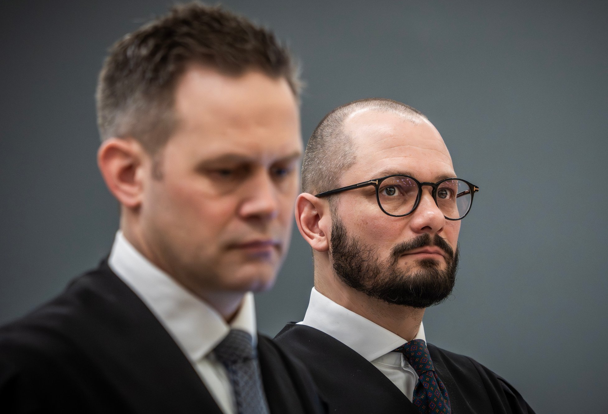 Oslo 20260318.  Etterforskningsleder Andreas Kruszewski og aktor Sturla Henriksbø under prosedyren onsdag. Saken mot Marius Borg Høiby pågår i sal 250 i Oslo tinghus. Marius Borg Høiby (29) er tiltalt for totalt 38 hendelser, blant annet fire sovevoldtekter, mishandling, vold, trusler, skadeverk, oppbevaring og overlevering av marihuana, brudd på besøksforbud og brudd på veitrafikkloven. Han erkjenner delvis straffskyld for det som gjelder den ene fornærmede, «Frogner-kvinnen», og tiltaleposten om trusler. Han erkjenner også brudd på veitrafikkloven, besøksforbudet og narkotika-anklagen. Han nekter straffskyld for resten av tiltalen. Det er totalt sju fornærmede. Foto: Ole Berg-Rusten / POOL / NTB Foto: Ole Berg-Rusten / NTB