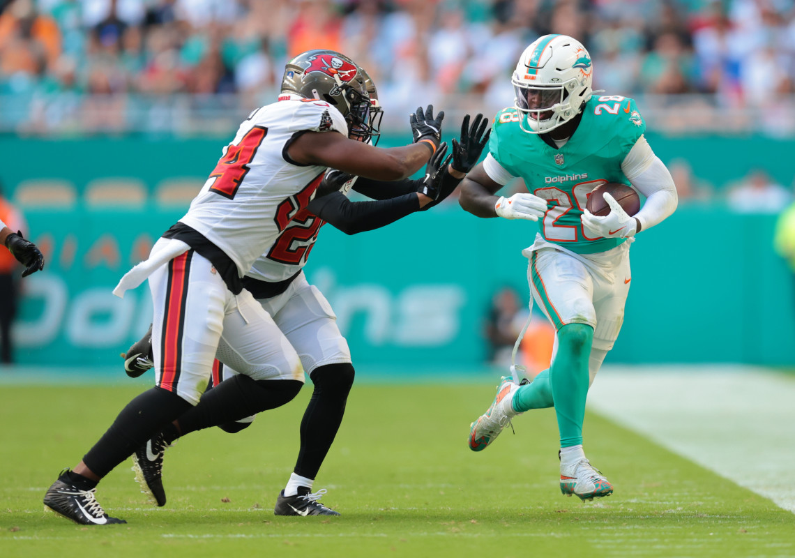 Miami Dolphins: Is running back De'Von Achane on the trade block?