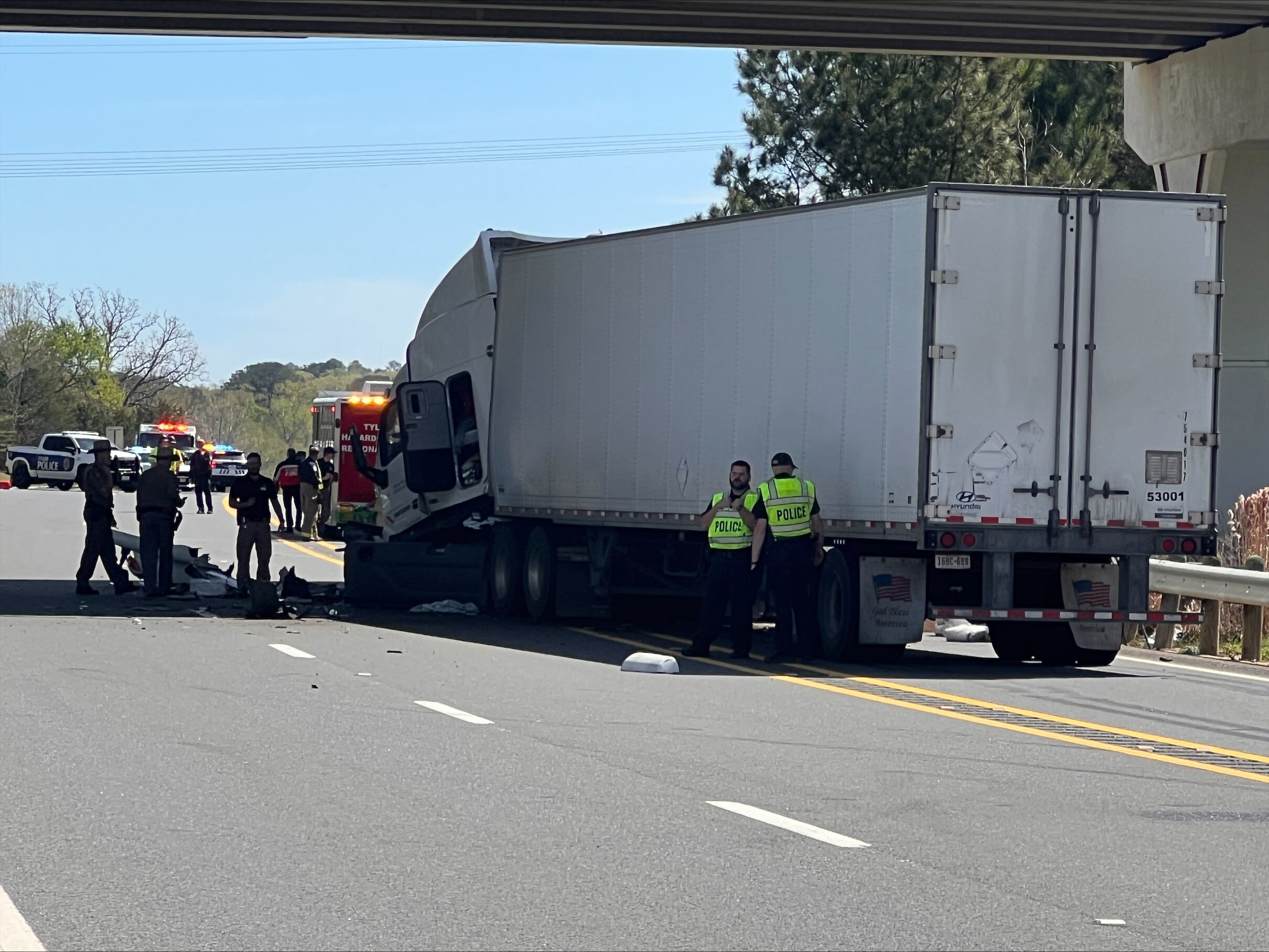 1 dead, traffic shut down after 18-wheeler crash on Toll 49 in Smith County