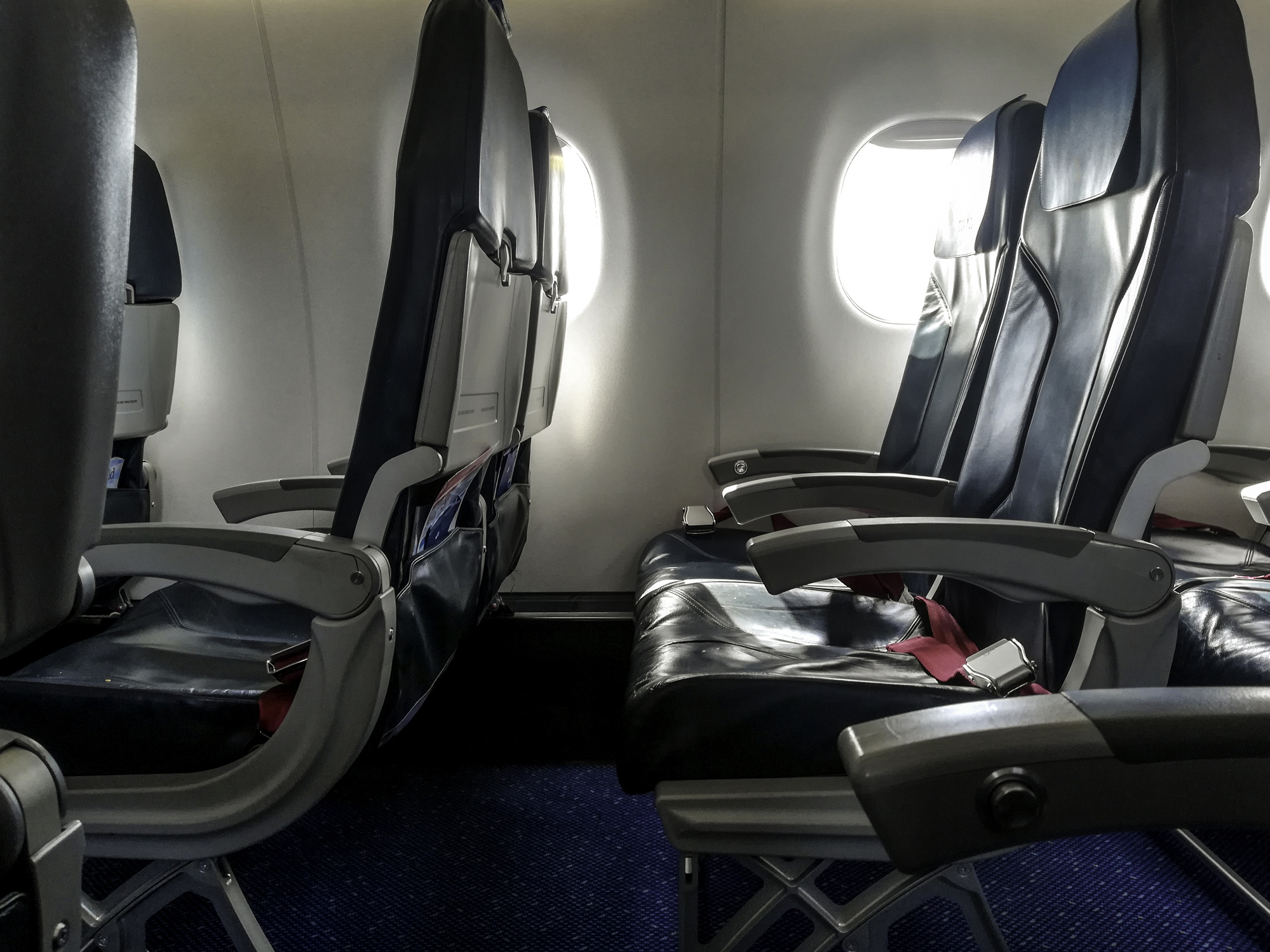 Man pre-orders burger on flight—shock at what neighbor does when it arrives