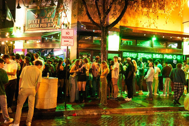 Spring breaker beaten in brawl outside Fort Lauderdale bar, wild video ...