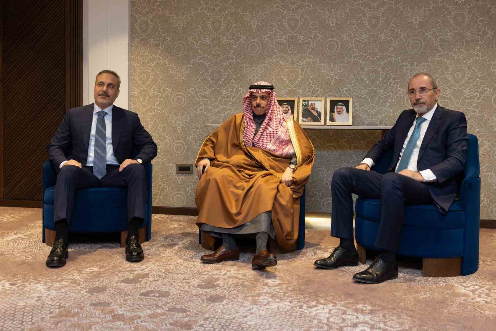 Dışişleri Bakanı Fidan, Katarlı ve Ürdünlü mevkidaşları ile bir araya geldi
