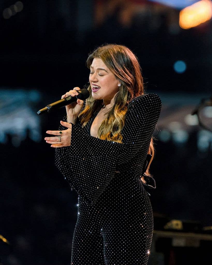 Kelly Clarkson looked incredible in a sparkly jumpsuit during her performance at the RodeoHouston