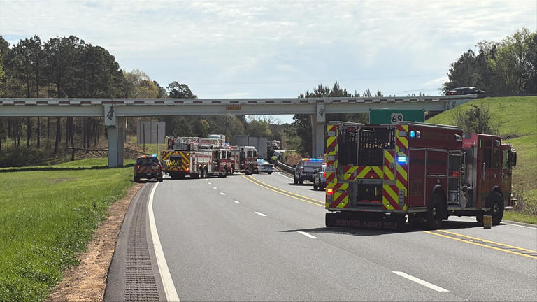 1 dead, traffic shut down after 18-wheeler crash on Toll 49 in Smith County