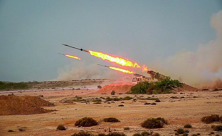 İran Devrim Muhafızları, stratejik Hürmüz Boğazı'ndaki maket uçak gemisini hedef alan bir helikopterden füze ateşledi, 28 Temmuz 2020. AP Photo