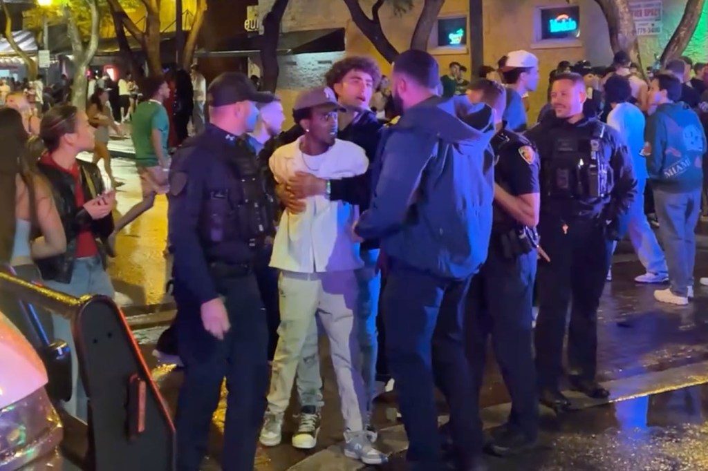 Spring breaker beaten in brawl outside Fort Lauderdale bar, wild video ...