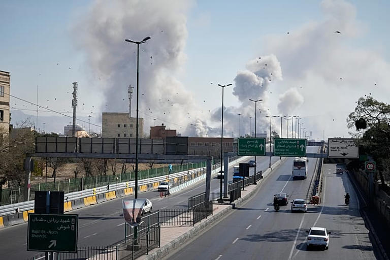 ARŞİV - Tahran'daki ABD-İsrail askeri harekatı sırasında şehre yapılan saldırılar nedeniyle dumanlar yükseliyor, 5 Mart 2026. AP Photo