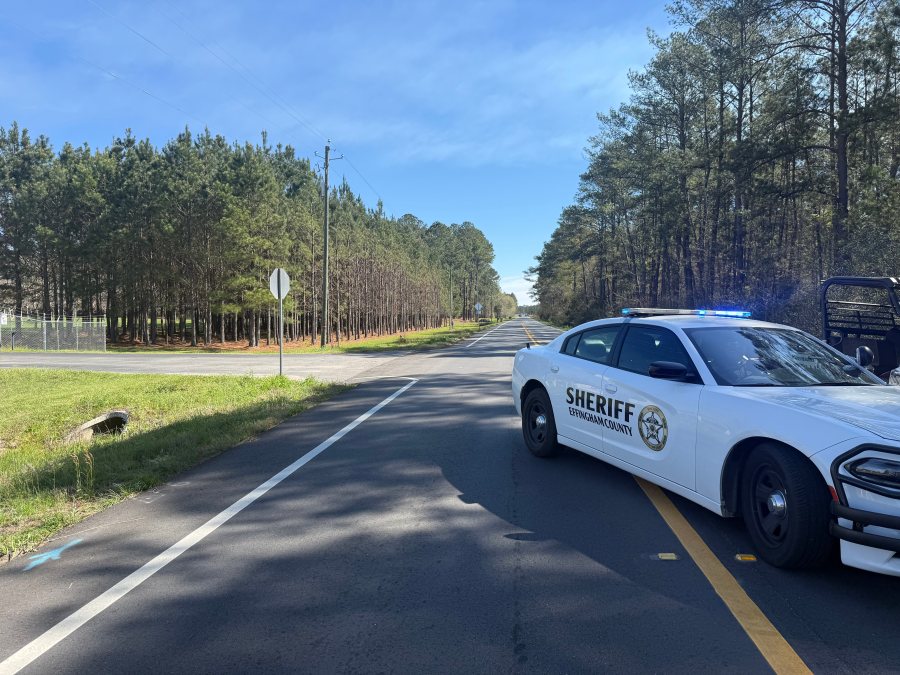 Blue Jay Road closed after 2 men stabbed in the area, taken to hospital