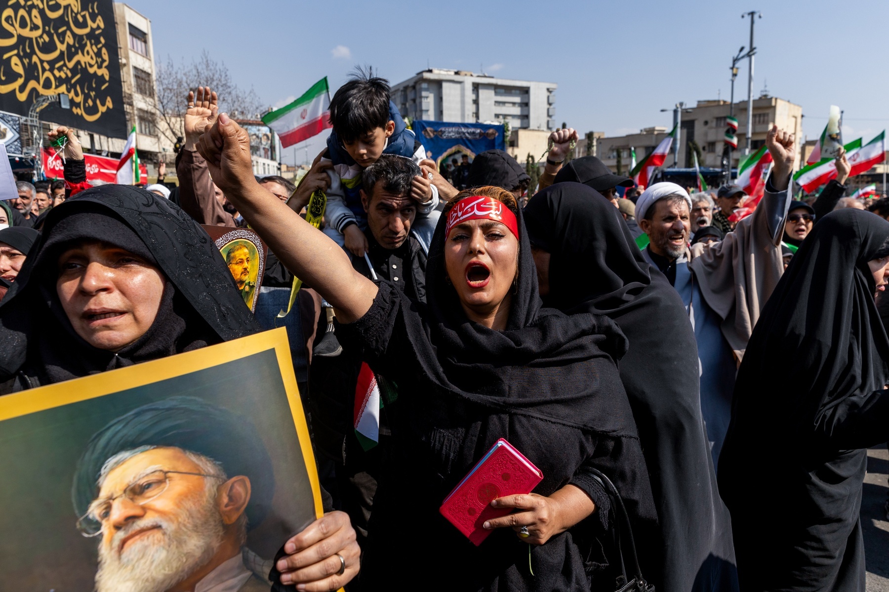 L'Iran enterre ses dirigeants pendant qu'Israël intensifie sa stratégie