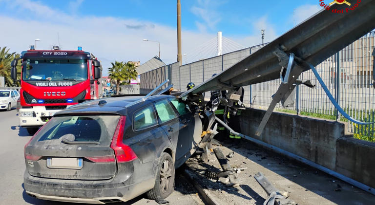 Sfonda il guardrail con l'auto e finisce fuori strada