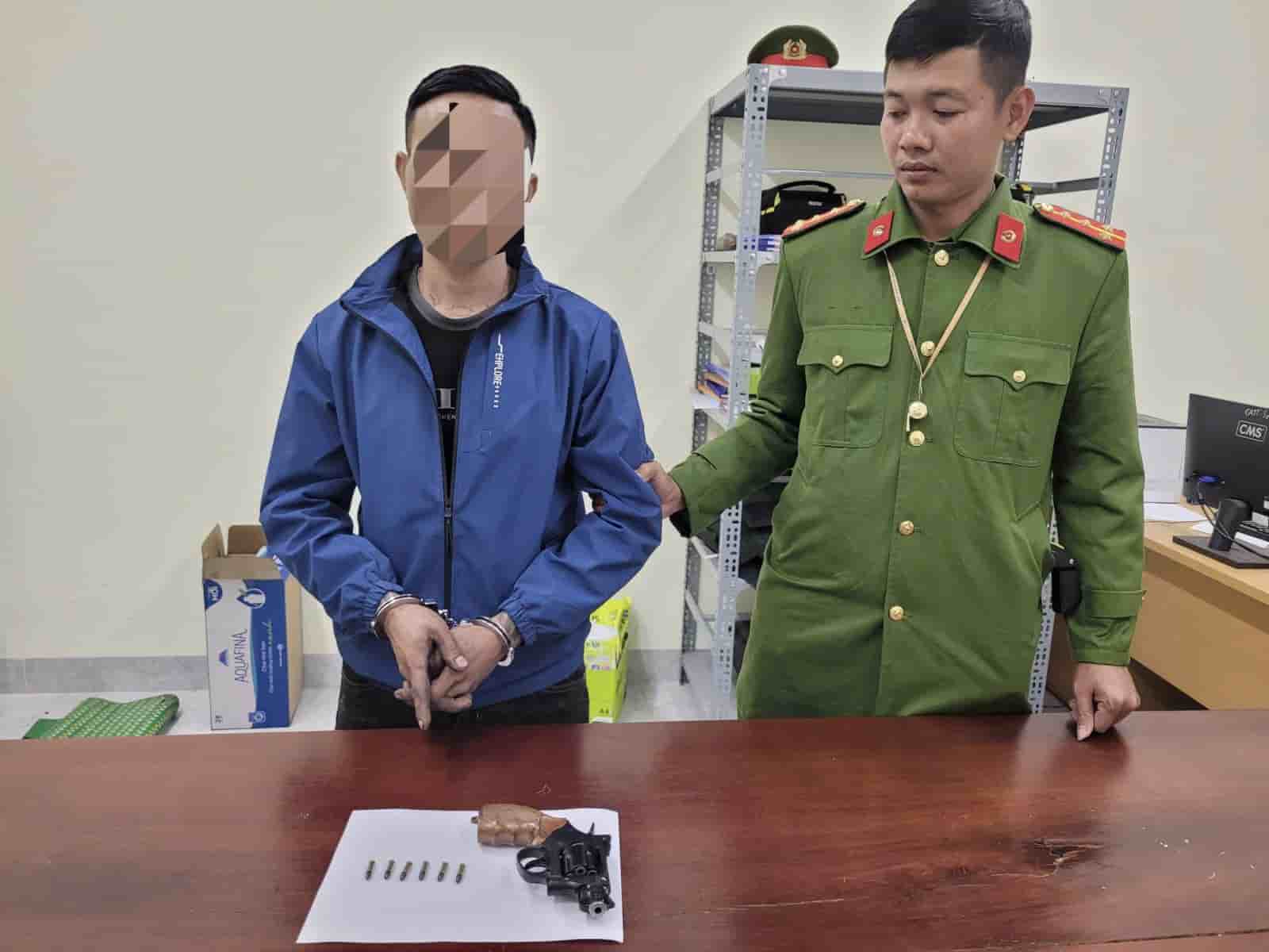 Công an bắt quả tang thanh niên chạy xe, giấu súng đạn trong người