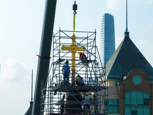 Khoảnh khắc hai thánh giá mạ vàng trở lại đỉnh nhà thờ Đức Bà Sài Gòn