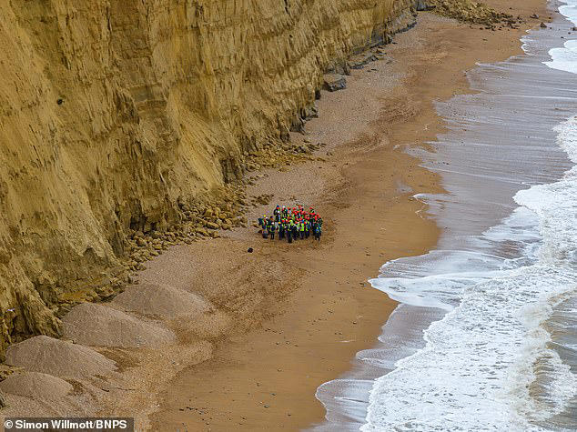 More than 40 geology students risk their lives to stand under crumbling ...