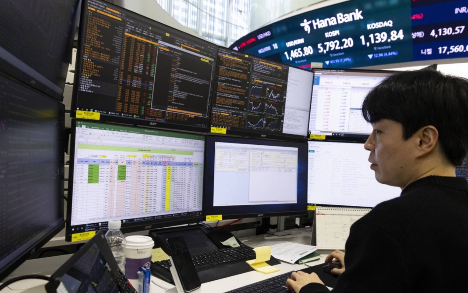 Asian stocks slump, oil gains on worsening war in Middle East