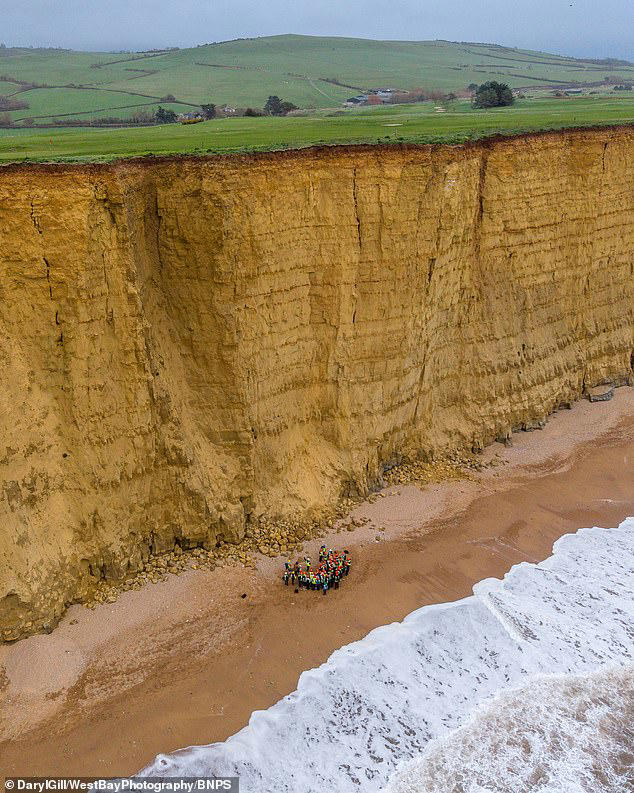 More than 40 geology students risk their lives to stand under crumbling ...
