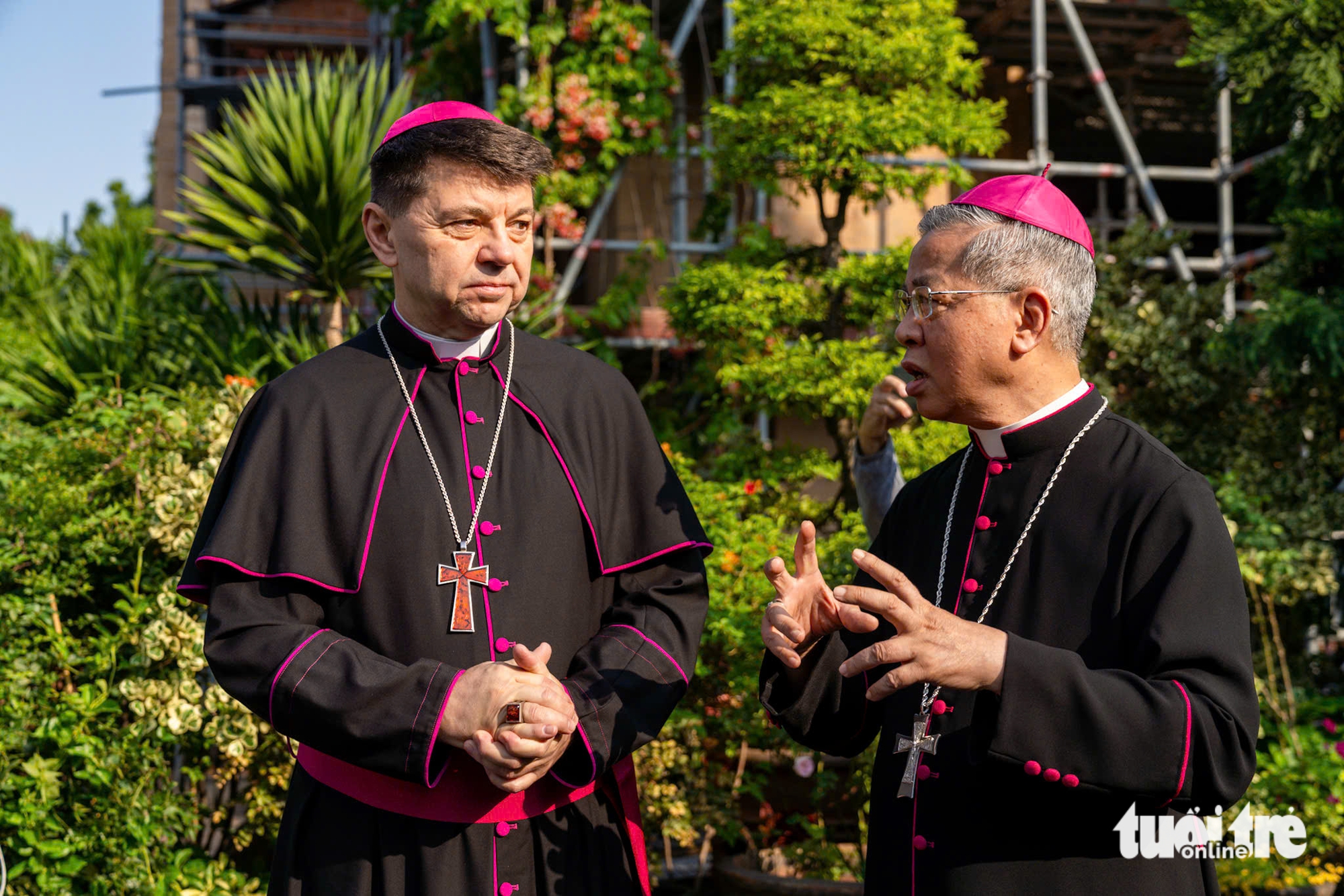 Khoảnh khắc hai thánh giá mạ vàng trở lại đỉnh nhà thờ Đức Bà Sài Gòn