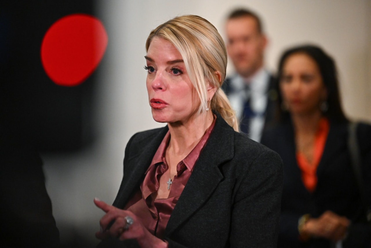 Democrats walk out of Bondi meeting on Epstein files<br><br>