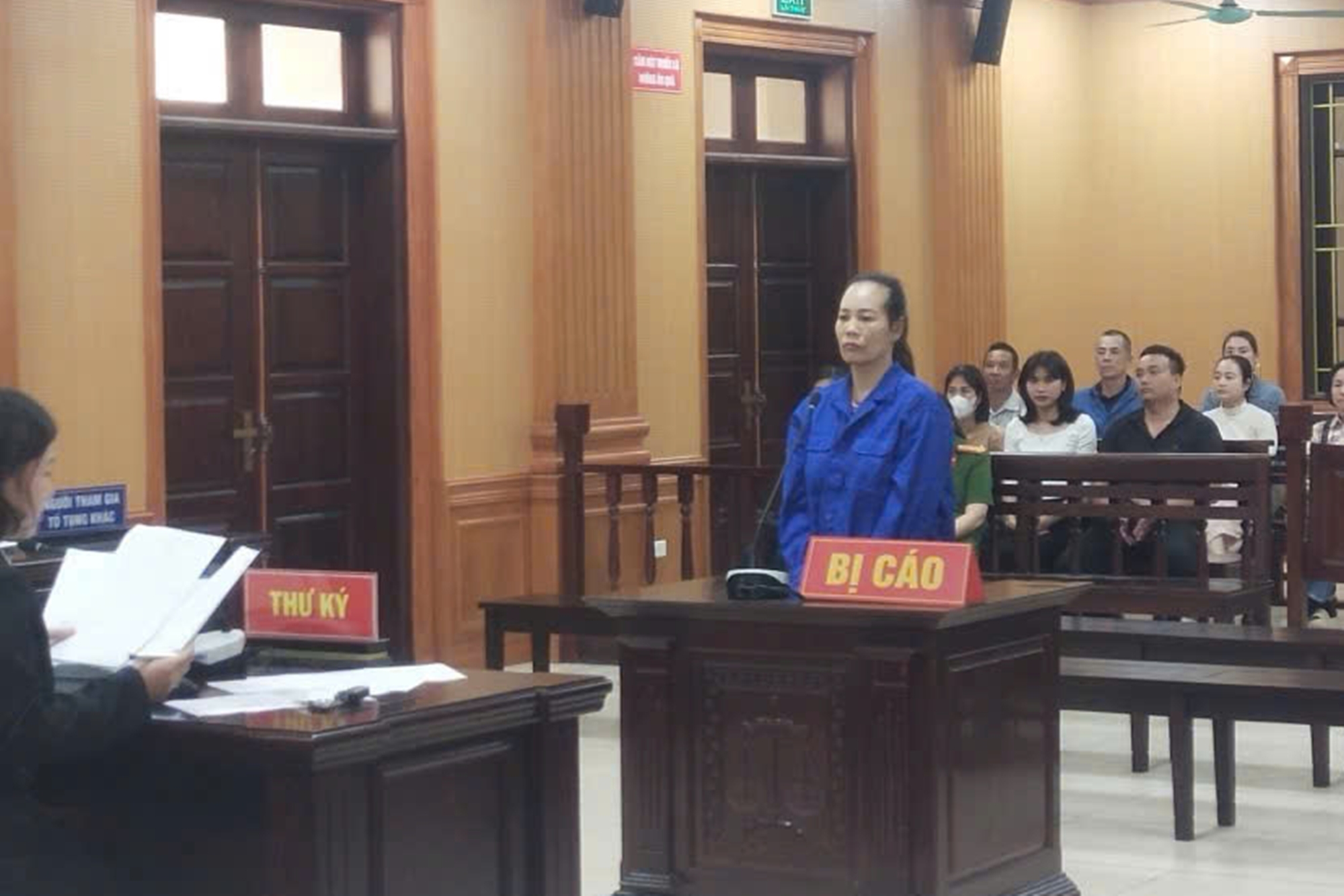 Đốt ôtô, máy xúc của hàng xóm vì mâu thuẫn lối đi