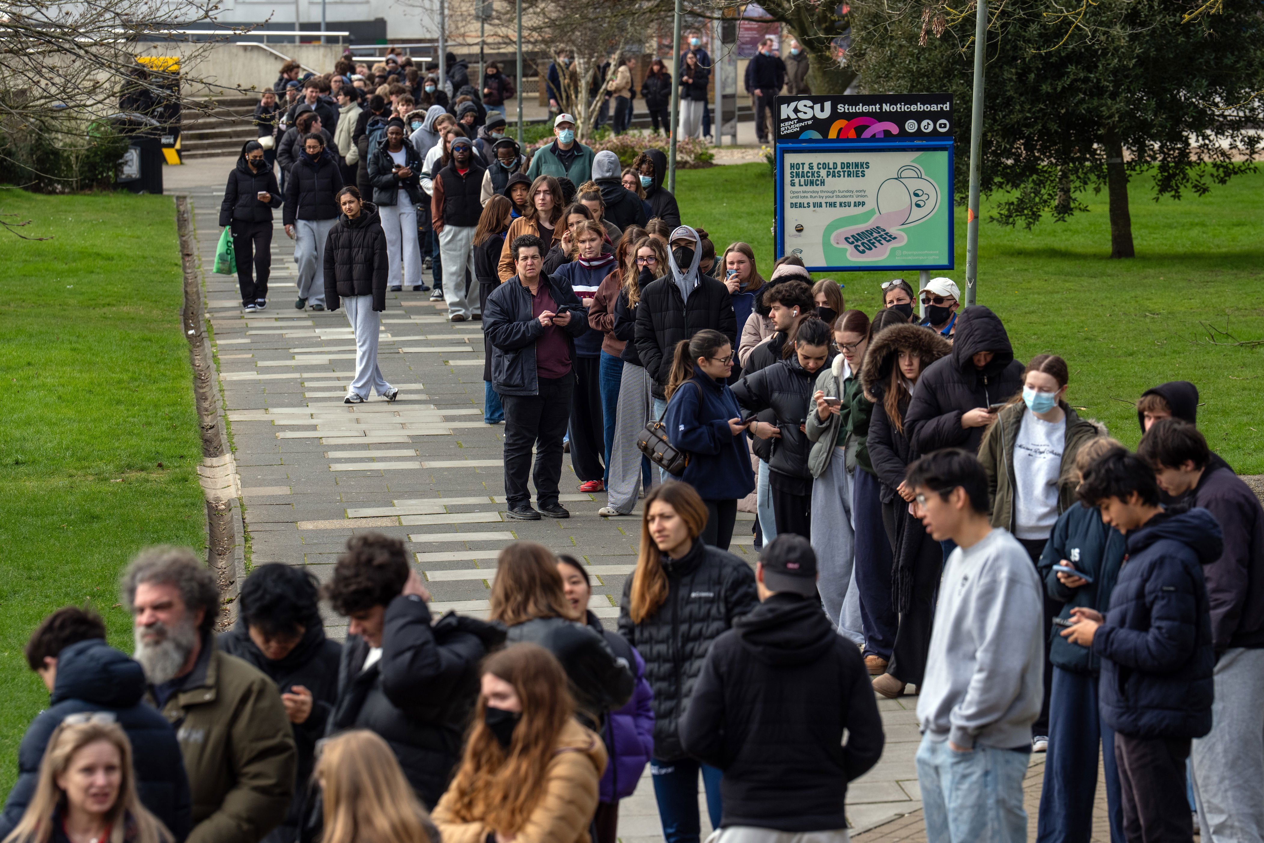 Thousands queue for vaccines, antibiotics as deadly outbreak grows