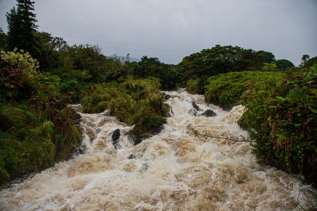 Maui residents witness home wash away as flood waters barrel through ...