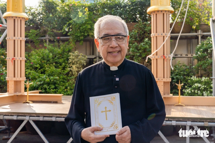 Linh mục Inhaxiô Hồ Văn Xuân trước hai thánh giá - Ảnh: VĂN TRUNG