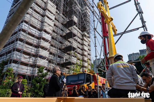 Thánh giá được các kỹ sư chuẩn bị đưa lên - Ảnh: VĂN TRUNG