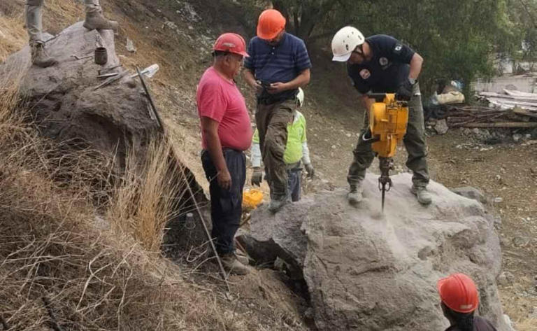 Al lugar acudieron elementos del Equipo de Mitigación de Riesgos a partir la roca con el fin de disminuir el riesgo. Foto: Especiales.
