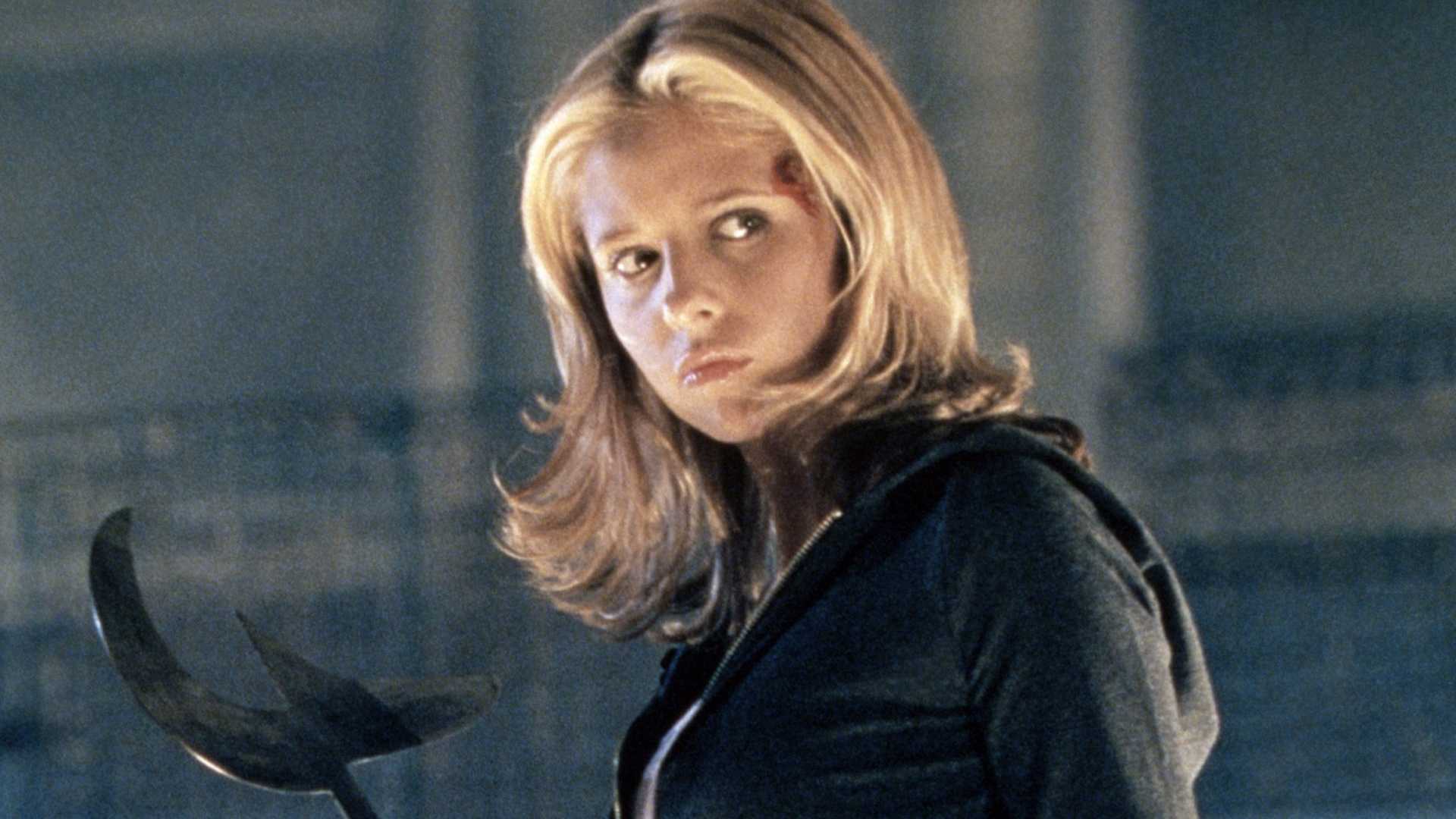 Sarah Michelle Gellar holds an ax in Buffy the Vampire Slayer