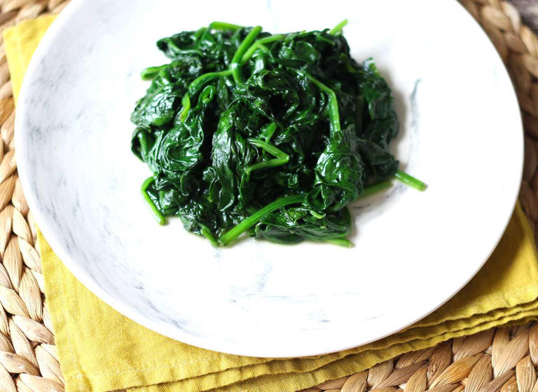 Pan-fried spinach, the tasty and easy-to-prepare side dish
