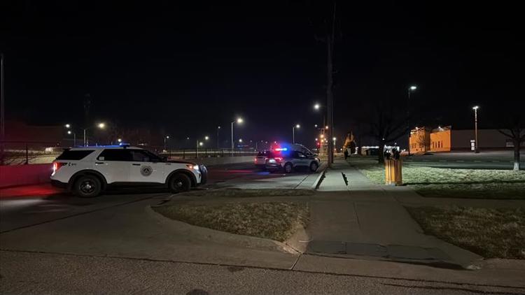 1 dead, 2 suspects detained after overnight shooting in Des Moines ...