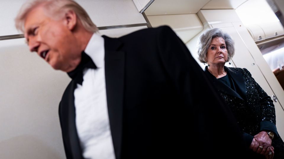 How Susie Wiles is balancing one of the most powerful jobs in the world with her cancer diagnosis<br>