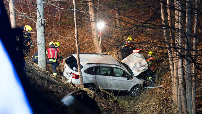 Schwerer Crash! Auto fliegt meterweit durch die Luft