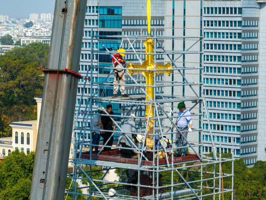 Khoảnh khắc hai thánh giá mạ vàng trở lại đỉnh nhà thờ Đức Bà Sài Gòn