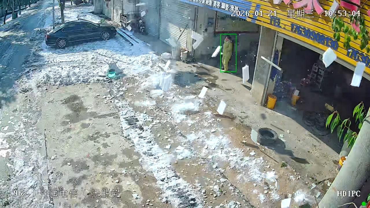 Ice blocks fall from roof in Henan, China
