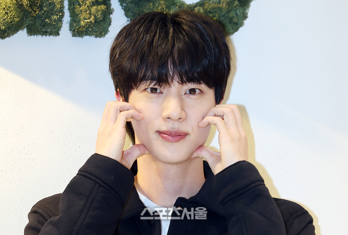 BTS 진, 컴백 하루 전 심경 밝혀 “의미 있는 곳에서 인사드려 영광”